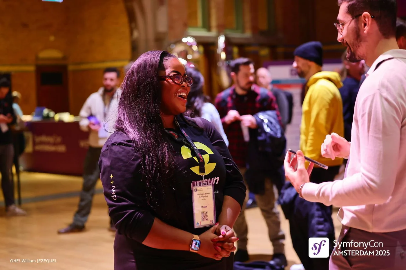 Kemi talking with attendees at SymfonyCon Amsterdam
